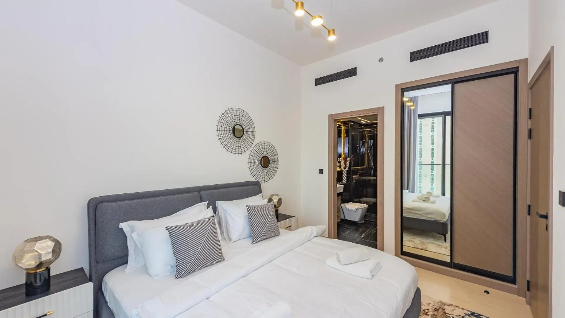 Vayk - Sleek 1Br City Retreat Dubai